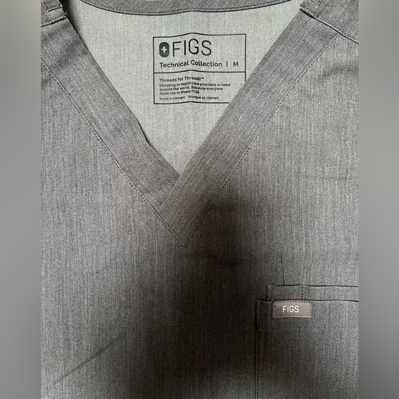 FIGS men’s two pocket scrub top - Picture 2 of 3
